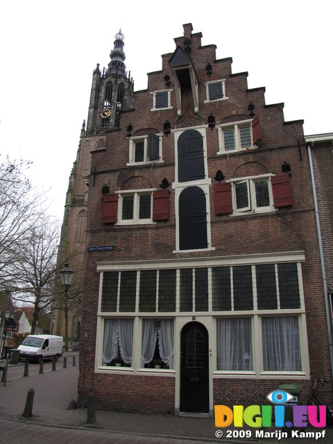 SX02886 Old Merchants house with Onze-Lieve-Vrouwenkerk in background